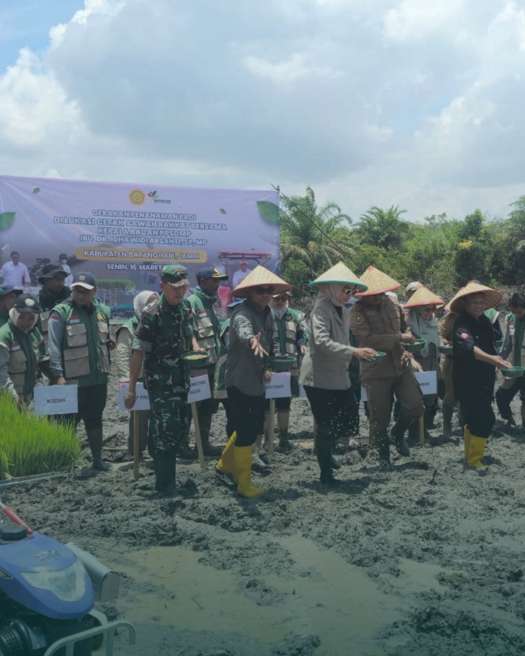 Polbangtan Kementan Perkuat Transformasi Pertanian Modern Lewat Gerakan Tanam Padi di Batanghari